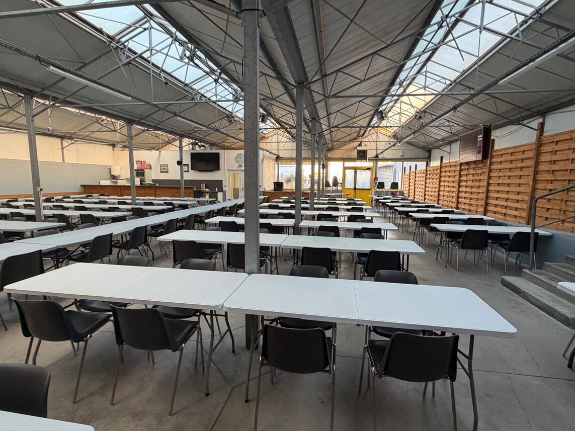 La salle des fêtes installée avec tables et chaises