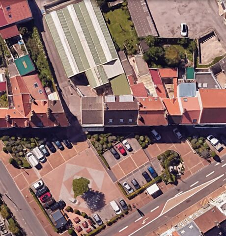Vue du ciel de la salle et du parking