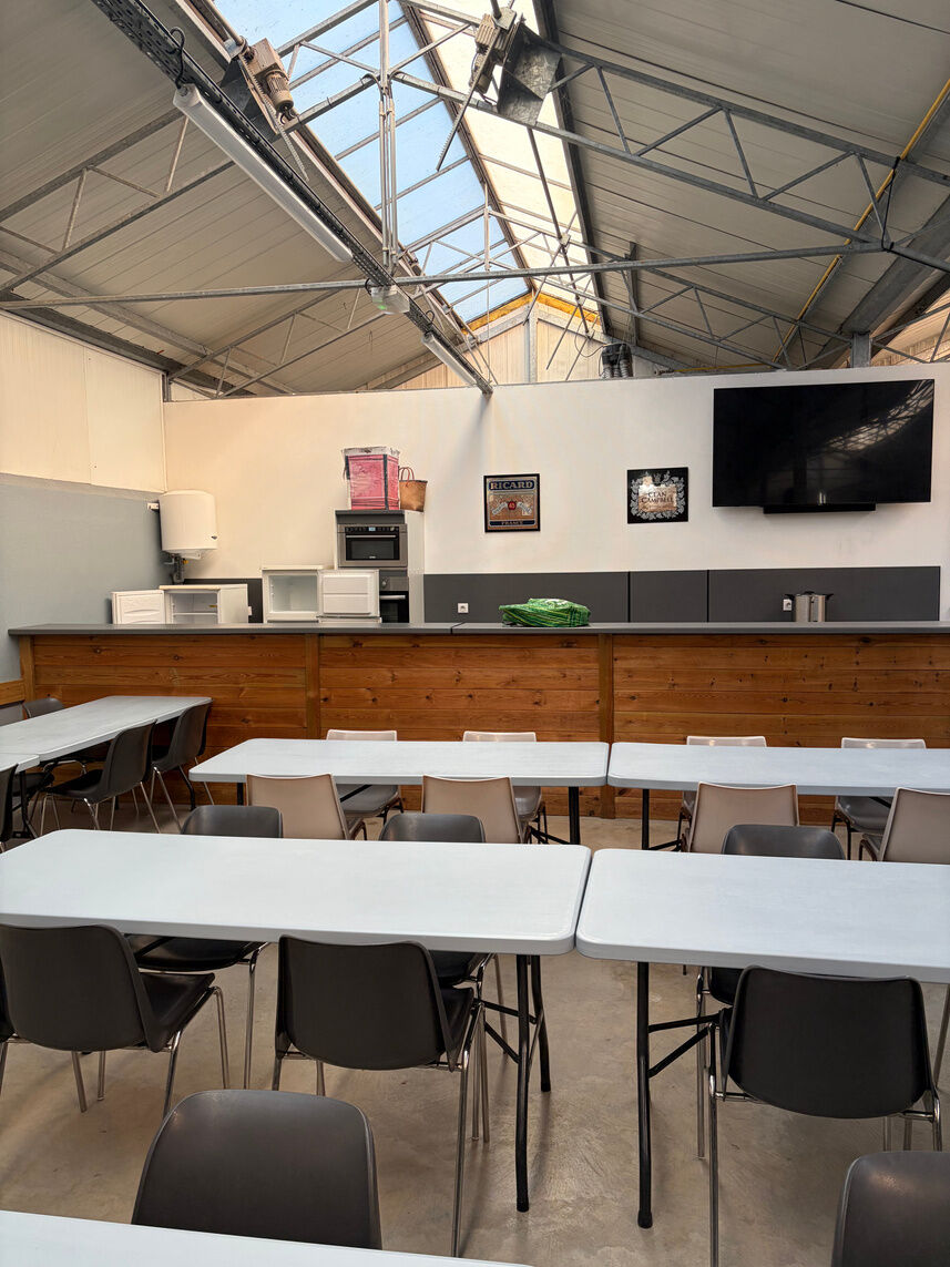La salle avec le bar et l'écran